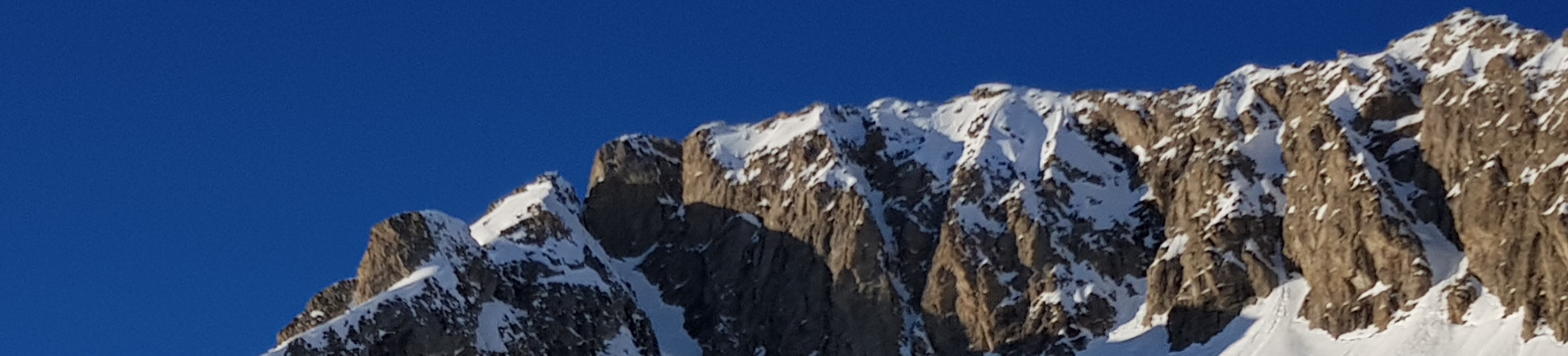 Verschneiter Bergkamm
